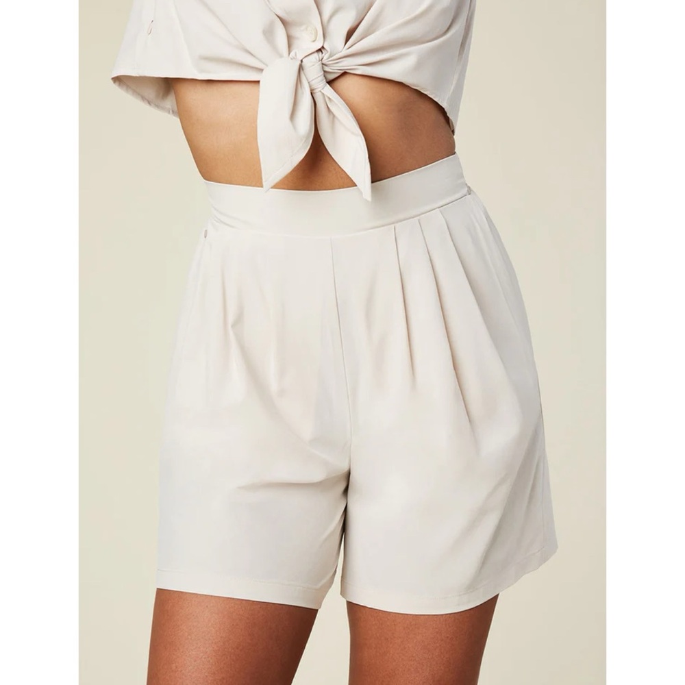 Wayre Travel Pocket Bermuda Wide Leg Pleated Relaxed Flow Short Dune Beige XS